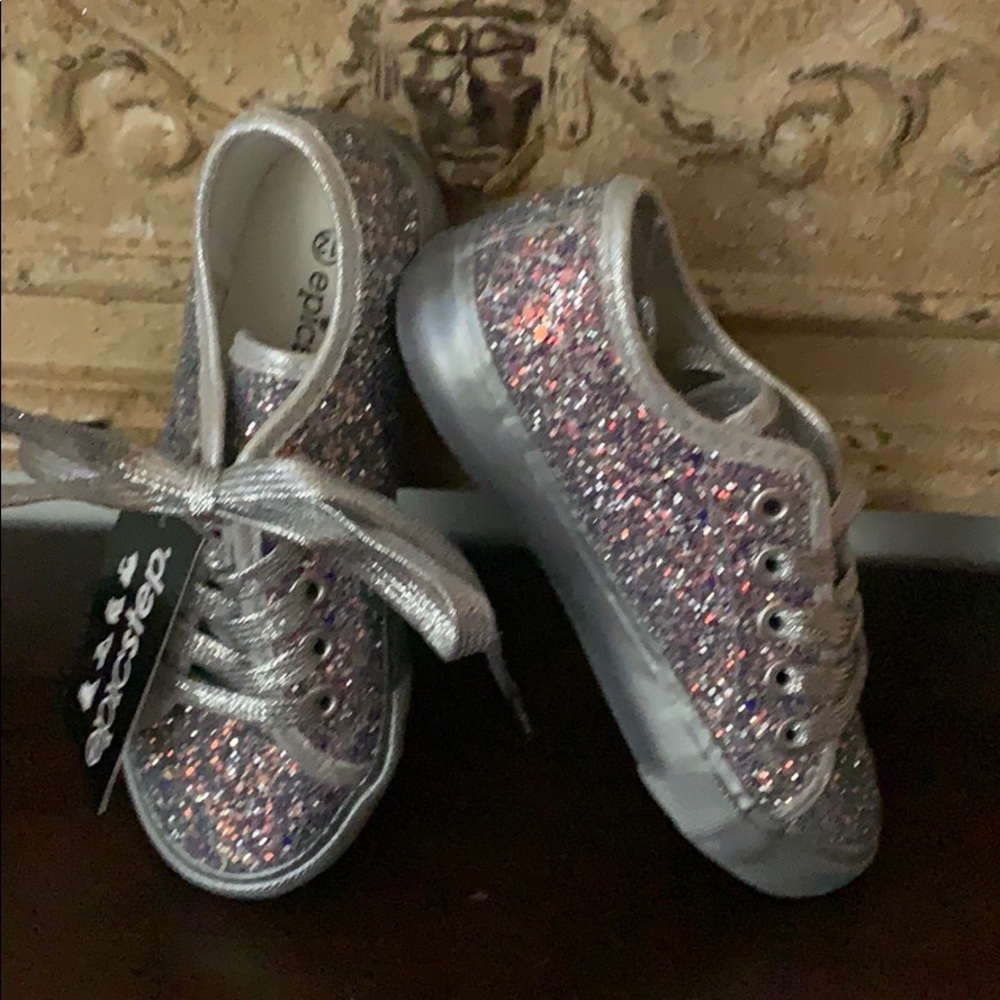 💕NWT Girls silver multi-glitter shoes